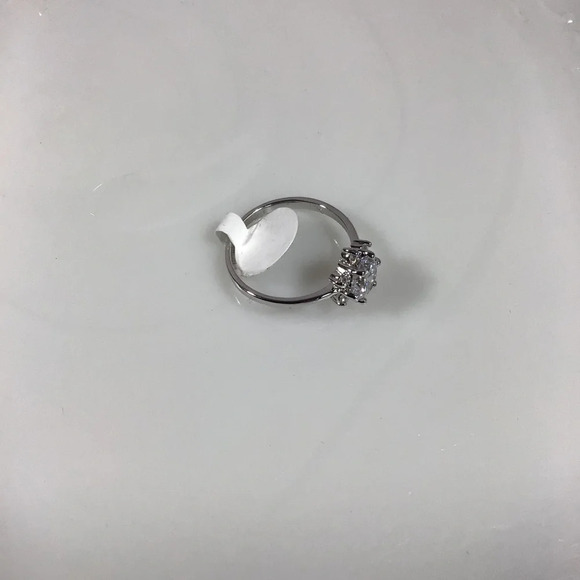 Beautiful Cubic Zirconia Silver Fashion Ring - Size 9 - Picture 5 of 7